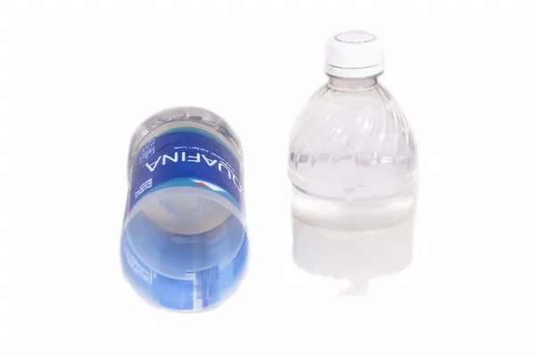 Botella de agua ocultacion