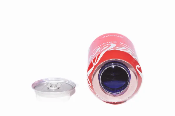 Lata refresco CocaCola ocultación